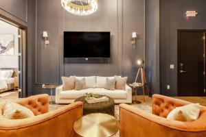 Uma área de estar em Luxurious Loft-Downtown Nash204