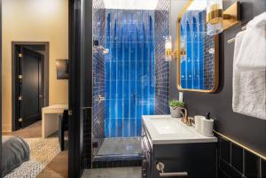Um banheiro em Luxurious Loft-Downtown Nash204
