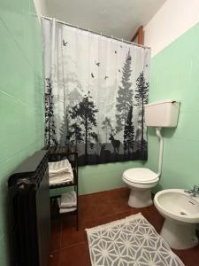 łazienka z toaletą i zasłoną prysznicową w obiekcie Espoire - villar vda la salle cir 26 w mieście Villair