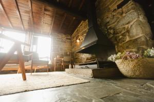 una habitación de la iglesia con una cruz en el suelo y una ventana en Apedeceo Belesar Villa, Ribeira Sacra, Galicia, en Chantada