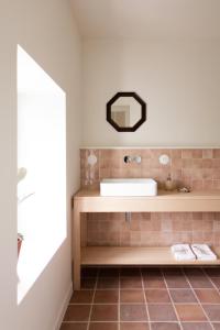 a bathroom with a sink and a mirror at Maison Gamboia, chambres et table d'hôtes au calme avec jardin in Hasparren