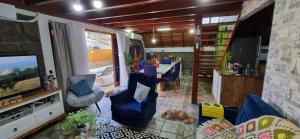 Χώρος καθιστικού στο Chalé com piscina perto do mar