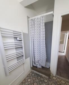 Habitación con baño con cortina de ducha. en Le Patio superbe T3 Climatisation Terrasse Wi-Fi Netflix 15 mn coeur de ville 70 m2, en Béziers 56 fotos más