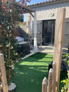 O grădină în afara Mini-villa 1 MER
