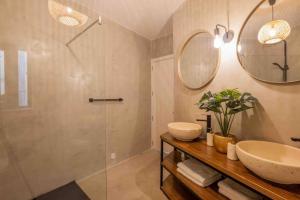 een badkamer met een douche, een wastafel en een spiegel bij Wanderlust 2 in Sliema