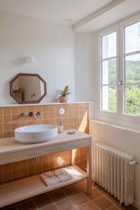 y baño con lavabo y espejo. en Maison Gamboia, chambres et table d'hôtes au calme avec jardin, en Hasparren