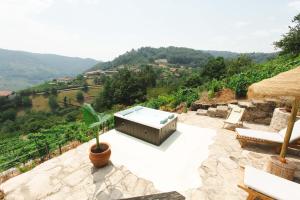 einen Whirlpool auf einer Terrasse mit Bergblick in der Unterkunft Apedeceo Belesar Villa, Ribeira Sacra, Galicia in Chantada