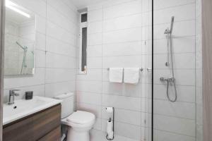 La salle de bains est pourvue d'une douche, de toilettes et d'un lavabo. dans l'établissement The Ultimate Escape, à Sliema