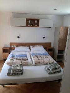 a bedroom with a bed with towels on it at Chalet DIE SONNE in Oostkapelle