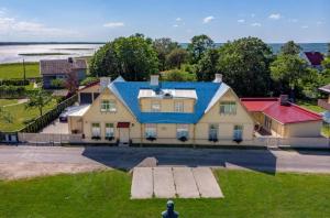 ein großes Haus mit blauem Dach in der Unterkunft Villa Marienholm in Haapsalu