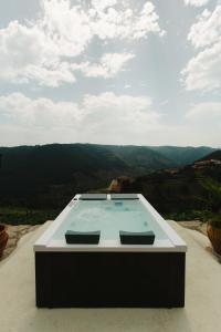 una piscina con vistas a las montañas en Apedeceo Belesar Villa, Ribeira Sacra, Galicia, en Chantada
