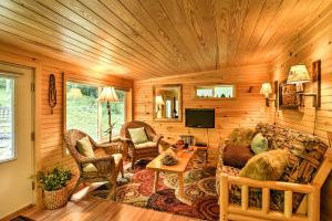 TV a/nebo společenská místnost v ubytování Lotsa Moose Lodge Pisgah Forest Waterfall Cabin!