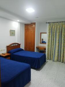 Habitación de hotel con 2 camas y espejo en Hotel Balisa, en Níjar