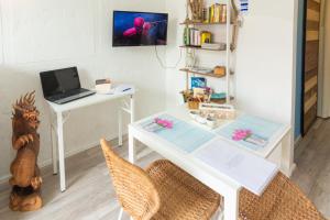 佩羅的住宿－Casetta Azzurra，一张白色的桌子,上面有一台笔记本电脑