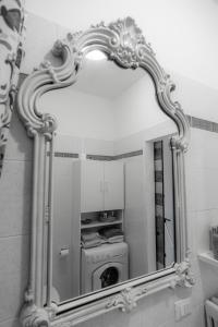a mirror in a bathroom with a washing machine at Casetta Azzurra in Pero
