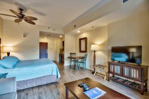 Postel nebo postele na pokoji v ubytování LUAU - Sandestin Resort Condos
