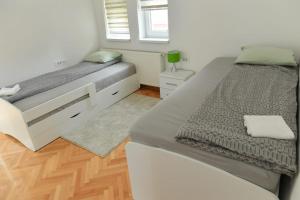 Postel nebo postele na pokoji v ubytování Dobi Apartmani WING