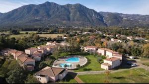 una vista aérea de un complejo con piscina y montañas en Studio résidence les Villas de Melody, en Moriani Plage