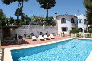 une villa avec une piscine en face d'une maison dans l'établissement El Cisne - holiday home with private swimming pool in Benissa, à Pedramala