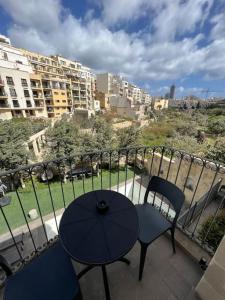 - Balcón con mesa y sillas y vistas a la ciudad en The Valley Room 6 with parking on premises, en San Julián