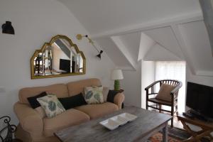- un salon avec un canapé et une table dans l'établissement Le Moulin De Branféré., à Le Guerno