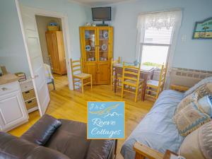 Posezení v ubytování Waterfront Cottage 6