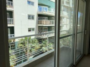 uma varanda com vista para um edifício em Tigne 3 Sliema one bedroom apartment em Sliema