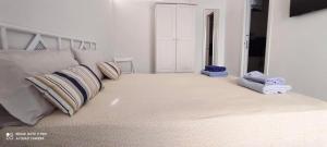 ein Schlafzimmer mit einem Bett und zwei Kissen darauf in der Unterkunft Punta San Simone in Marettimo