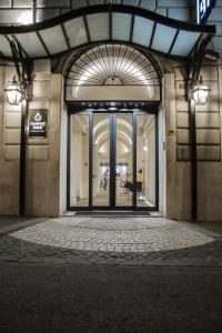 ローマにあるroom Select Via Venetoの大きなガラス戸付きの建物の入口