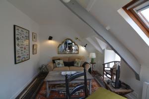 - un salon avec un canapé et une table dans l'établissement Le Moulin De Branféré., à Le Guerno