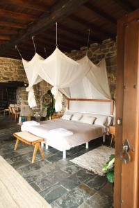 Un pat sau paturi într-o cameră la Apedeceo Belesar Villa, Ribeira Sacra, Galicia