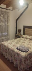 1 dormitorio con 1 cama con colcha de flores en Casa en Fuentenebro Ribera del Duero Burgos, en Fuentenebro