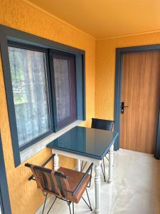 Un comedor con una mesa azul y dos sillas. en Solaklı Pansiyon, en Uzungöl 37 fotos más