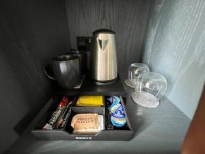 ein Regal mit einer Kaffeemaschine im Kühlschrank in der Unterkunft The Valley Room 8 condo with parking on premises in St Julian's