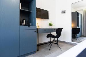 eine Küche mit einem Schreibtisch und einem Stuhl in einem Zimmer in der Unterkunft The Valley Room 8 condo with parking on premises in St Julian's