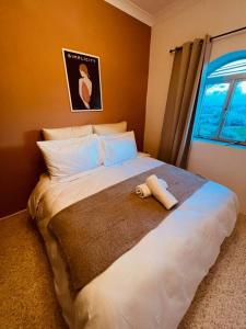 una camera da letto con un letto e un asciugamano sopra di Lovely 3 bedroom in Siggiewi a Siġġiewi