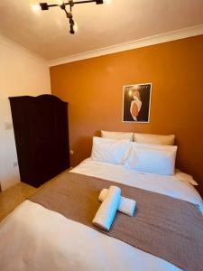Llit o llits en una habitació de Lovely 3 bedroom in Siggiewi