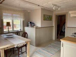 eine Küche und ein Esszimmer mit einem Tisch und Stühlen in der Unterkunft Villa Wargquist in Djuras