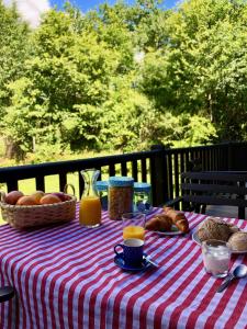 uma mesa de piquenique com uma toalha de mesa xadrez vermelha e branca em Tree Pool Villa em Arcos de Valdevez