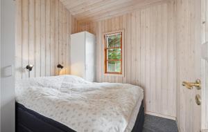 1 dormitorio con 1 cama en una pared de madera en Gorgeous Home In Esbjerg V With House Sea View, en Esbjerg