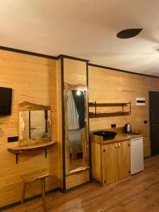 eine Küche mit Spüle und Kühlschrank im Zimmer in der Unterkunft SoOnSuitApart in Çamlıhemşin