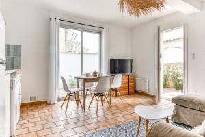 salon ze stołem i krzesłami w obiekcie Villa Cavi Laurier w mieście Le Grau-dʼAgde