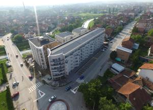 an overhead view of a large building in a city at Dobi Apartmani WING in Jagodina
