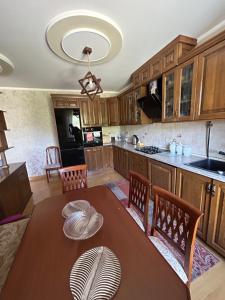 cocina con mesa de madera con sillas y comedor en The house, en Jermuk