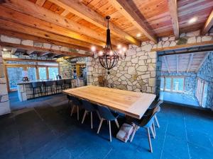 een grote eetkamer met een houten tafel en stoelen bij Finca Bermúdez - Casa Francisca in Huasca de Ocampo