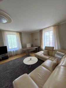sala de estar con sofá y mesa en The house, en Jermuk