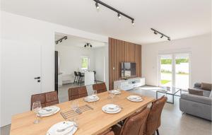 comedor y sala de estar con mesa y sillas en Awesome Home In Bilice With Wifi, en Bilice