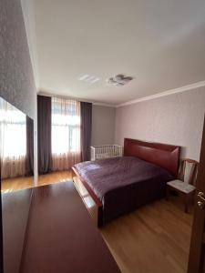 1 dormitorio con 1 cama y 1 silla en The house, en Jermuk