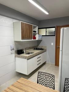 路易斯科雷亞的住宿－Flat 307，厨房配有白色橱柜和水槽