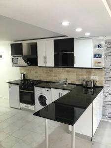 een keuken met een zwart aanrecht en een vaatwasser bij Cactus Garden Kalkan - Club Patara Villas in Kalkan +33 foto's